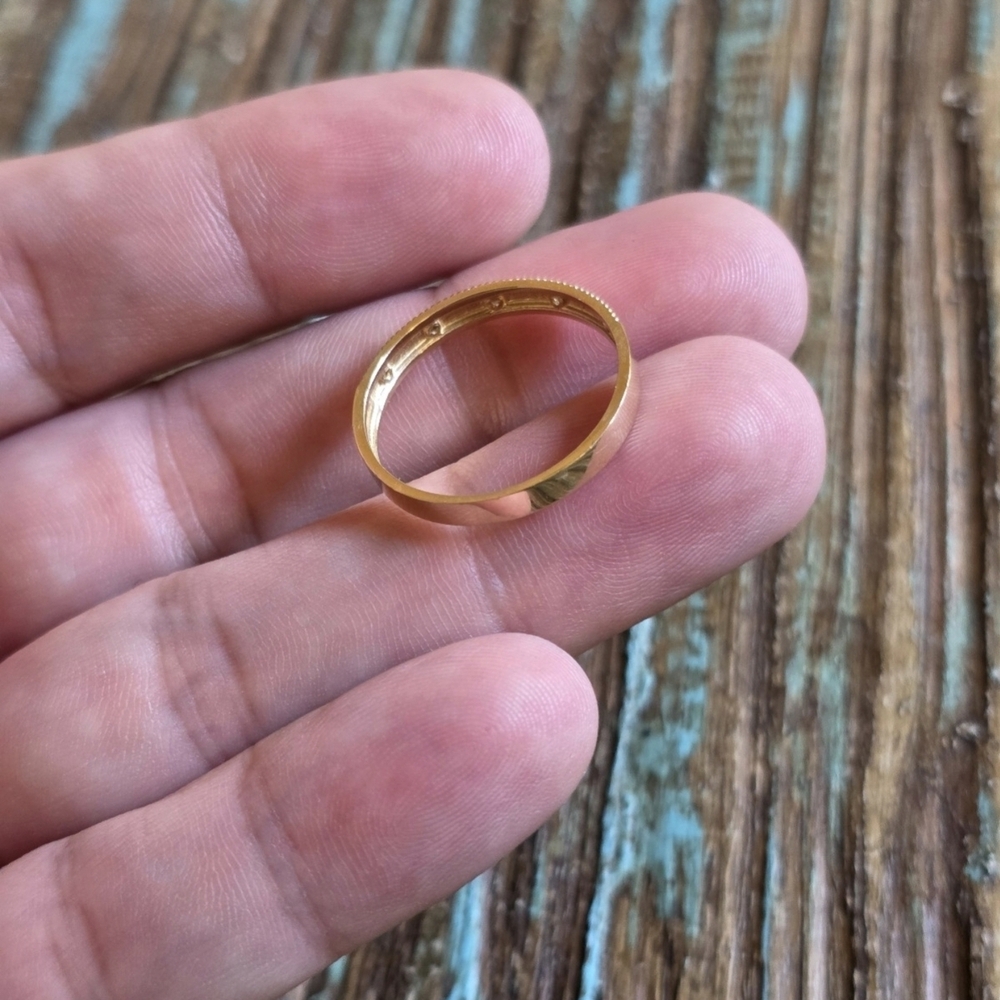 14K GOLD Ring With Diamonds & Ridged Edge. - Picture 3 of 12